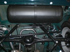 Ein Bild des Unterbodens eines Lada Niva 1,6 60 KW. Spezial LPG Tank